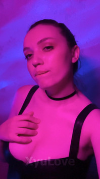 Xyulove Se Roztomile Pózuje Před Kamerou a Všem Svým Odběratelům Dává Jemný Polibek