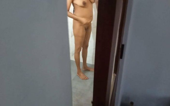 Miya White: Masturbazione con ragazza che fa il bagno