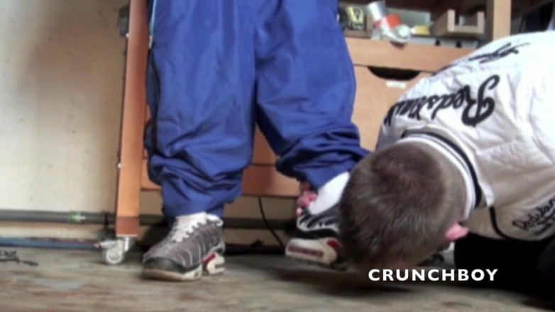 Sneaker gay: 无辜的法国荡妇受制于马特的运动鞋
