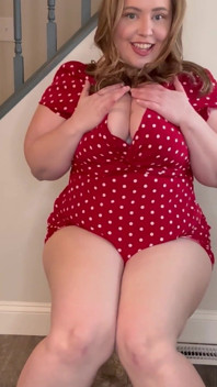Une MILF à la chatte poilue se masturbe en dirty talk - Kinky Katie