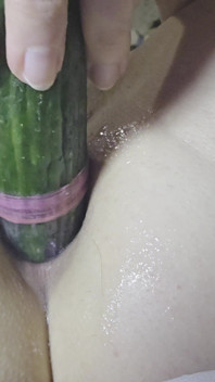 Dubur MILF Seksi Diregangkan Dengan Timun Yang Bagus