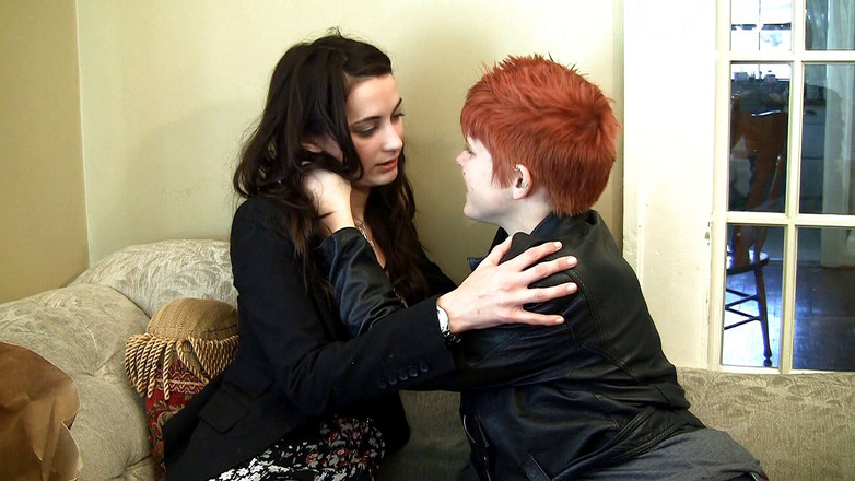 Girls Allowed: Gadis remaja sange dan rambut pendek ngentot pakai strap-on