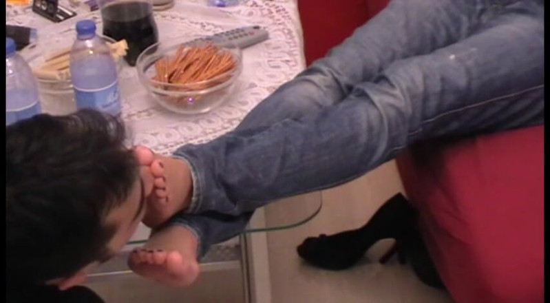 Femdom Austria: Léchage de pieds au bord de la table basse
