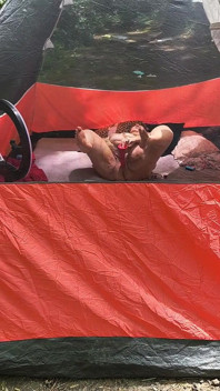 Un străin pervers merge uitându-se la această curvă Alunecare vibrator înăuntru
