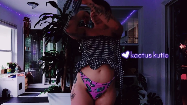 kactus kutie: Trying on kute klothes while it gets dark outside