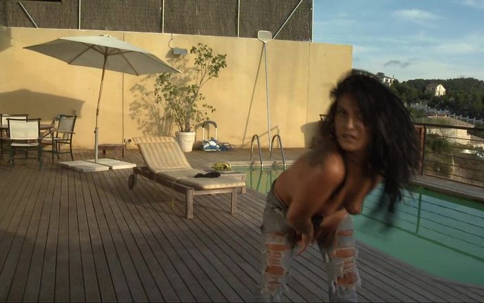 Sunnygirlz: Yesenia Latina Strip na basenie