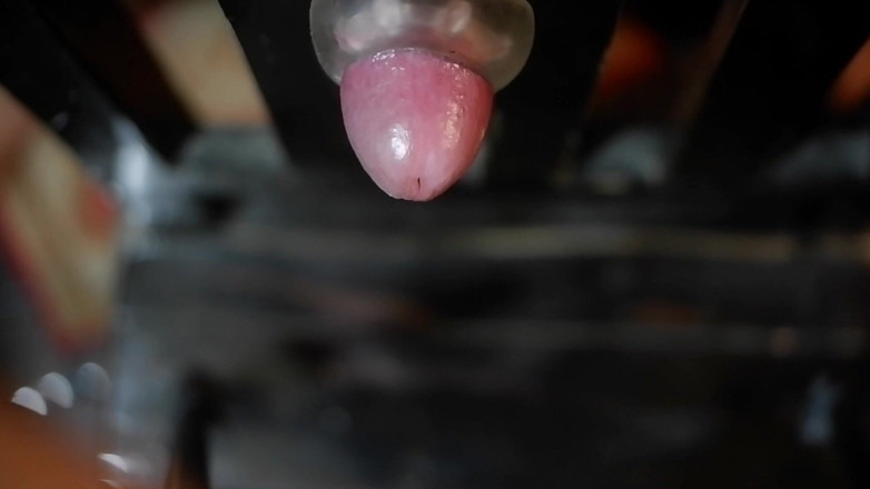 Milky Tata: Необрезанная трах-игрушка и сперма на стуле.