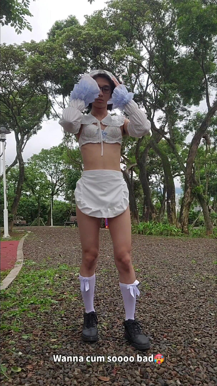 NotAFuta: पार्क में नौकरानी दिखावट