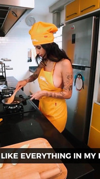 Calde lesbiche in grembiuli e mutandine cucinano solo per te!