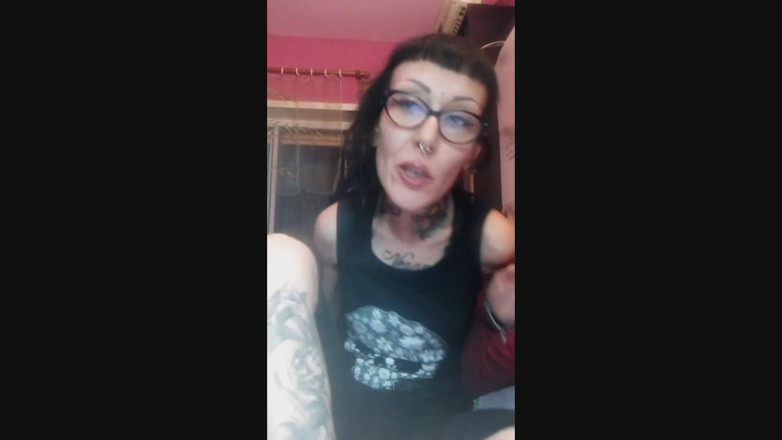 Miss Wagon Vegan Fetish: Miss wagon vegan - Sawn büyümüş tırnaklarımı emmeyi hayal ediyor ve...