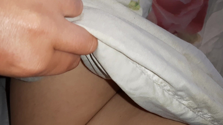 Lesbian-candys: Rakan sebilik pemalu kami membangunkan kami dengan Cunnilingus, kejutan bertiga