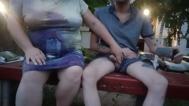 Zona901: Jerking off my cock in the yard on a bench