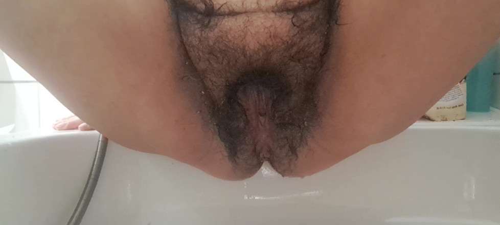 Mommy big hairy pussy: バスルームでスカートでオナニー