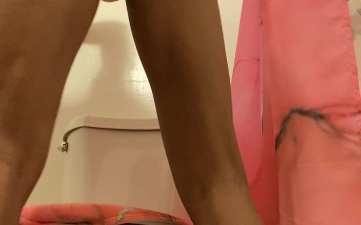 Kimora Creams: Гаряча транс-дівчина трясе дупою в рожевих стрінгах