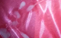 Leatranstee masturbeert en komt klaar in een roze satijnen nachtjager