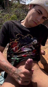 Um amigo chupa meu pau no acampamento