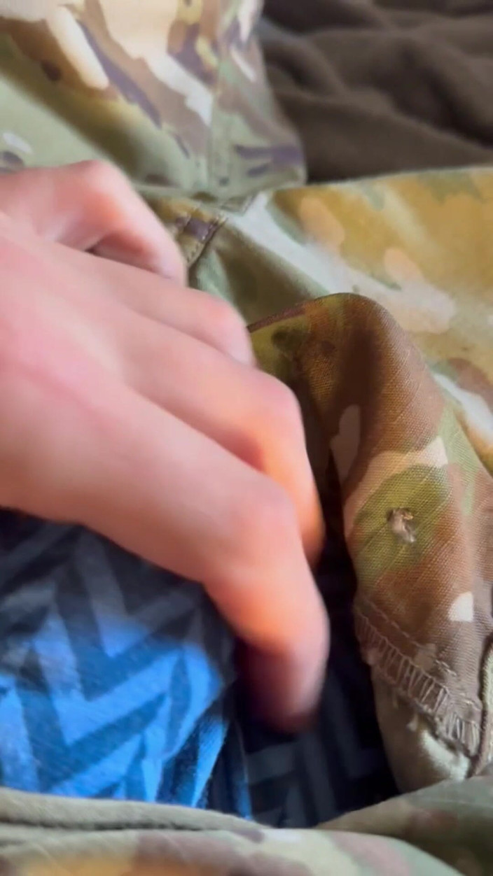 Gay Soldier Stuff: 在我sarge的办公桌上撸管 - 在我的军营里射在我的制服里射出大量精液