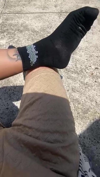 Andando pelo Castelo de Cartagena e eu tiro meus sapatos para descansar para que você possa adorar meus pés