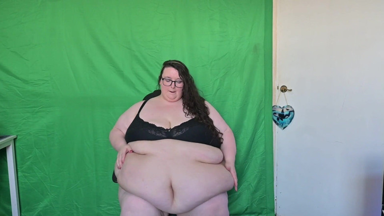 SSBBWLadyBrads: Sexy bohyně SSBBW se svléká a třese