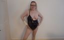 Horny vixen: Meia-calça bronzeada e striptease de pvc