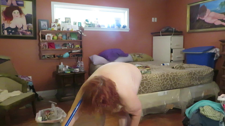 BBW nurse Vicki adventures with friends: Varrendo e pegando lixo com minha bunda na sua cara