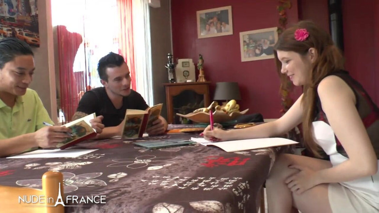 Nude in France: นักเรียนสาววัยใสผมน้ำตาล โดนเพื่อนร่วมชั้นเย็ดหีและตูดสองคนพร้อมกัน แล้วแตกคาหน้าเต็มตัว