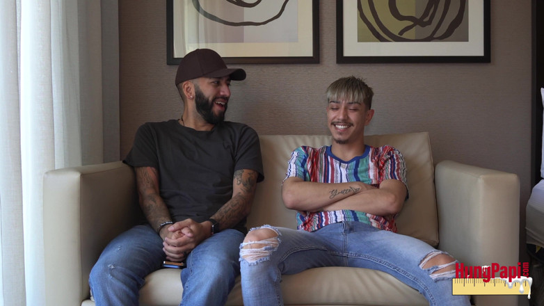 Hung Papi: Zwaargeschapen Papi jonge twink grote onbesneden pik solo aftrekken van...