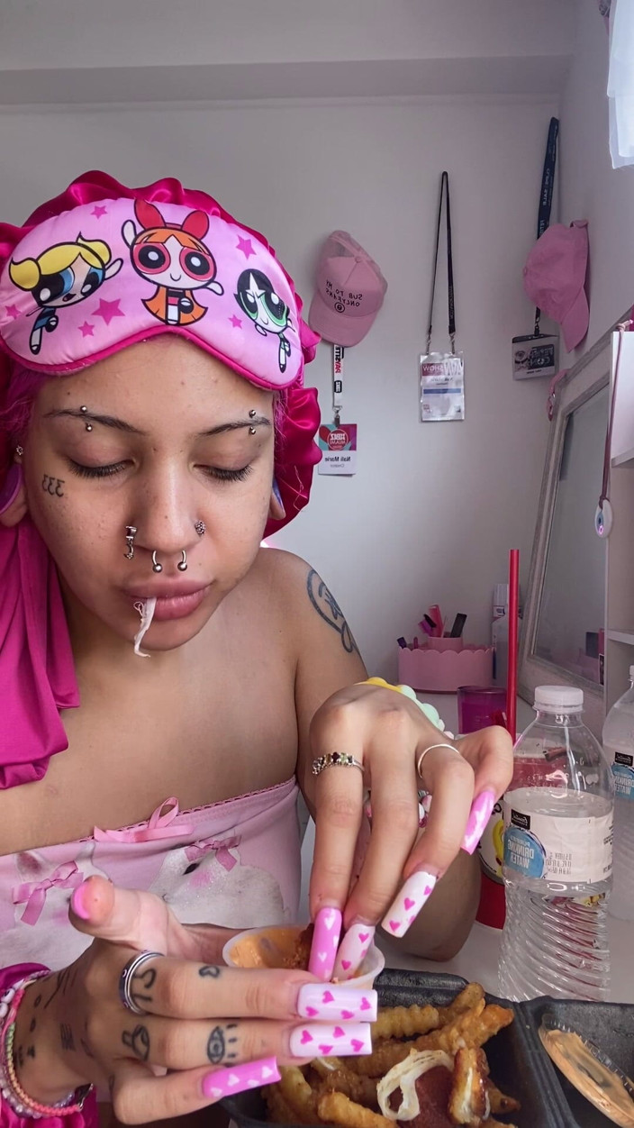 Nali Marie: Sploshing Food Facestuffing Overeating Mukbang Eating Hot Food Chicken Sauce...