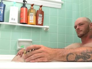 Codi Bonez: 在浴缸里撸管