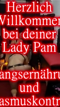 Dominante MILF sodomizza il culo dello schiavo ben bendato e spalancato