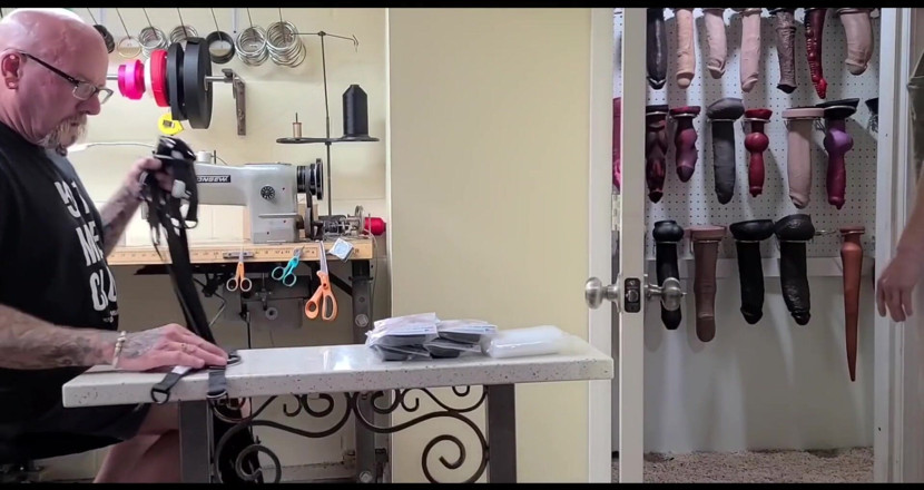Miss A And Joey: Majikan amelia menuntut demonstrasi Saddlestrap dari Joey
