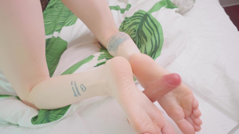 Karneli Bandi: Fishnet &amp; Footjob trần trụi của nữ thần Karneli