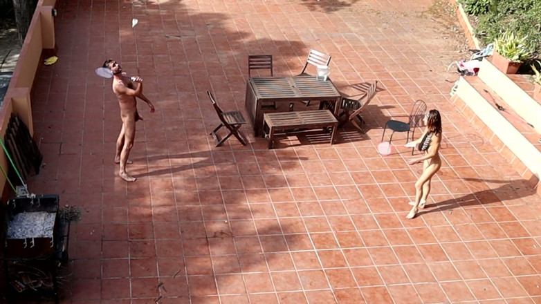 Magia Rosa: Coppia beccata a scopare nel cortile