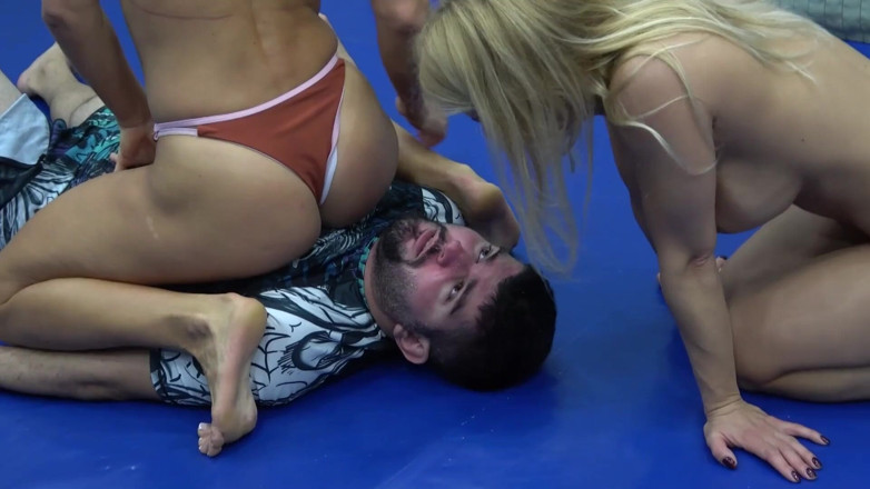 Nikky Thorne: Chicas super calientes luchando con su entrenador cachondo