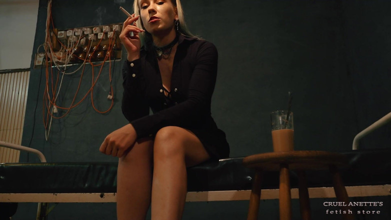 Cruel Anettes fetish world: 第一人称视角 - 脏脚清洁