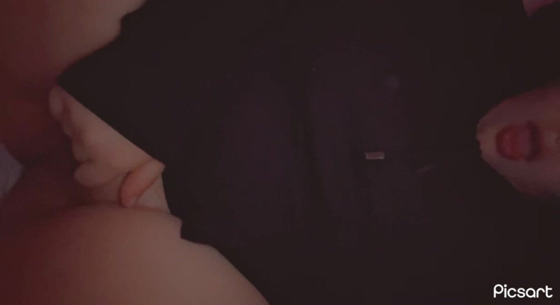 Mushroombitchx: Aku lagi asik ngusap memekku dengan hoodie pacarku