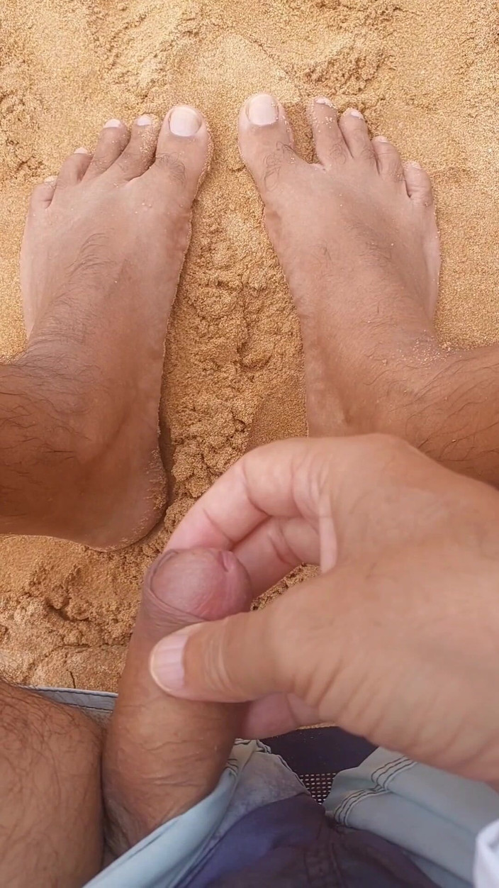 Ladysilvas: Ladysilva branle ma bite sexy en montrant mes pieds sexy...