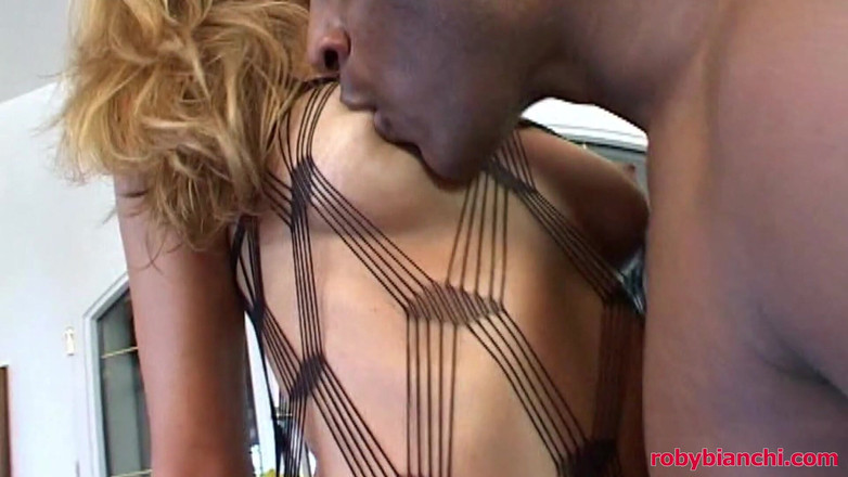 Topax Film Production: Jennifer Stone ia o pulă mare și neagră în cur