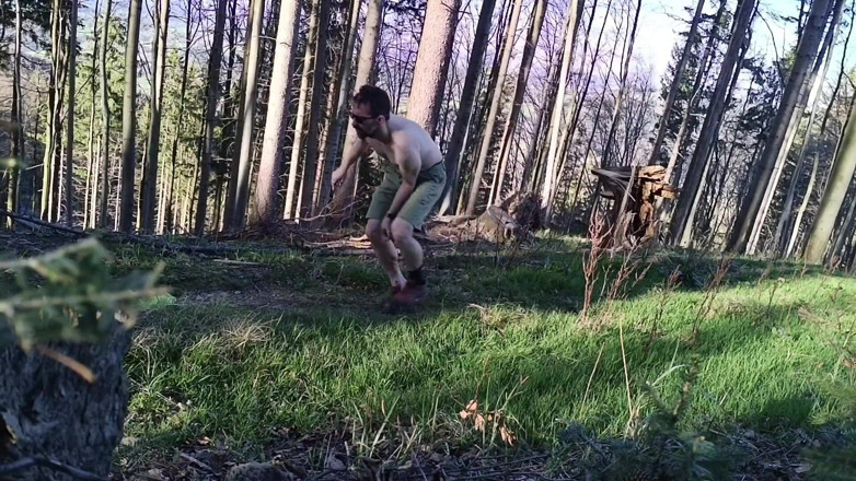 kickerscooter: Обнаженная в лесу
