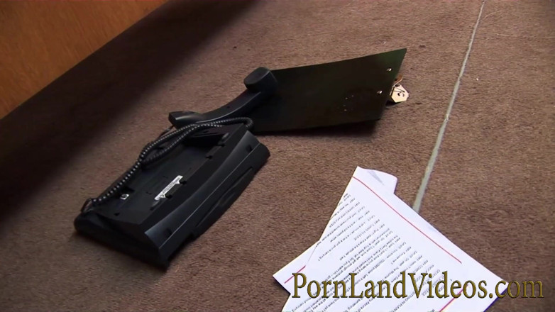 Pornland videos: Une blonde à gros nichons punie par l'officier