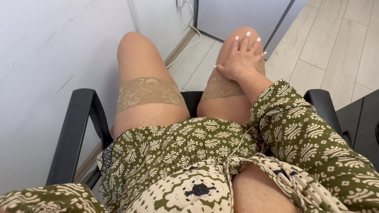 Step Mommy: Hot Elegant Stepmom Arrived at the Office Horny and Rubs...