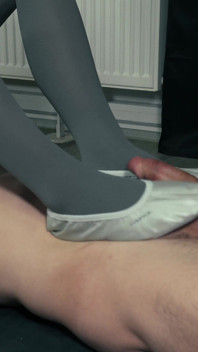 Facesitting Footjob cu papuci de piele