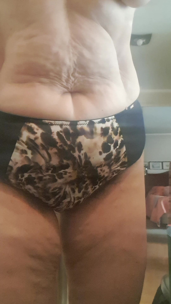 Mommy big hairy pussy: キッチンでセックスしたい継母