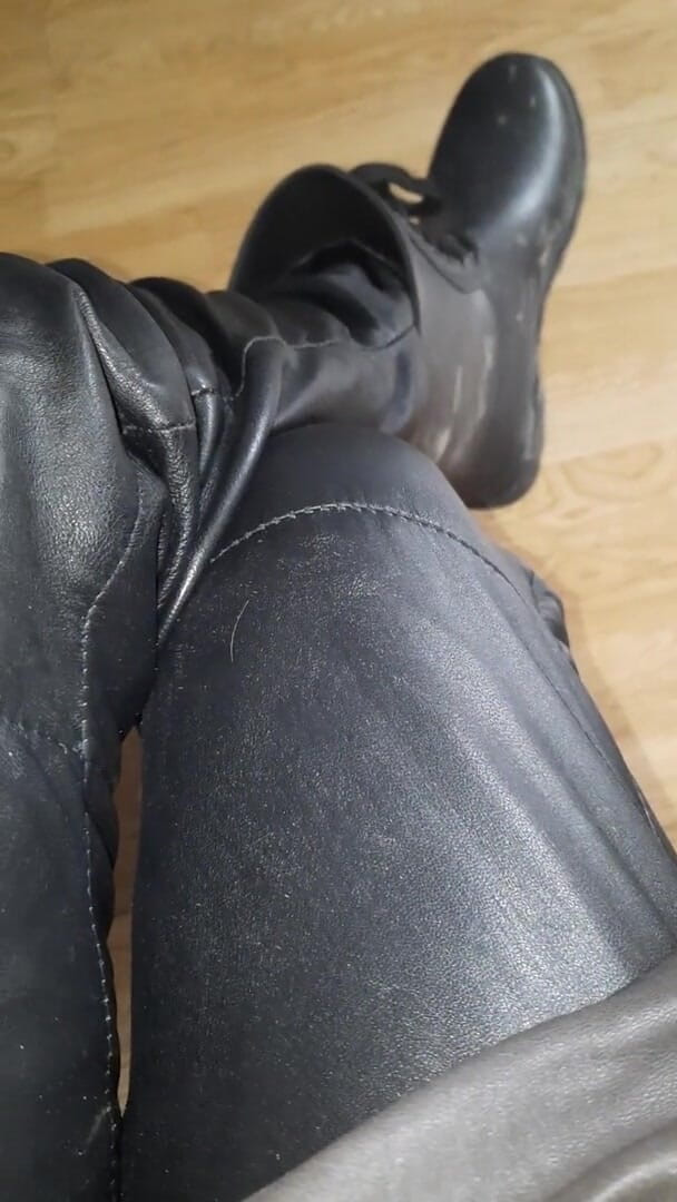 SinDee: Stivali di gomma sporchi con i pantaloni di pelle