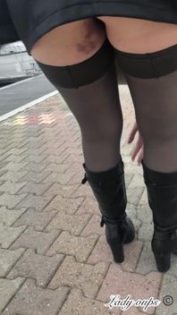 Mini Jupe En Cuir Sans Culotte Et Exhibition En Public