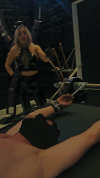 O interrogatório cruel de rack impiedoso por alongamento duro no rack parte 2