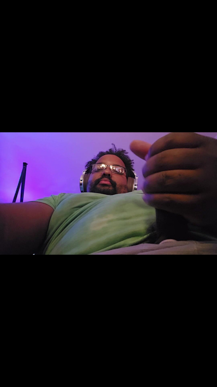 Eddie Venezuela: Thick Stepdaddy Jerks off While Editing His Own Vid