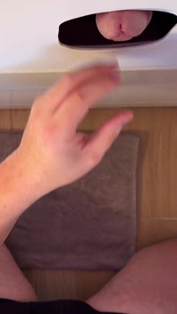 Prosty facet z kutasem Xl zakrada się do Gloryhole - podczas gdy jego żona czeka w samochodzie