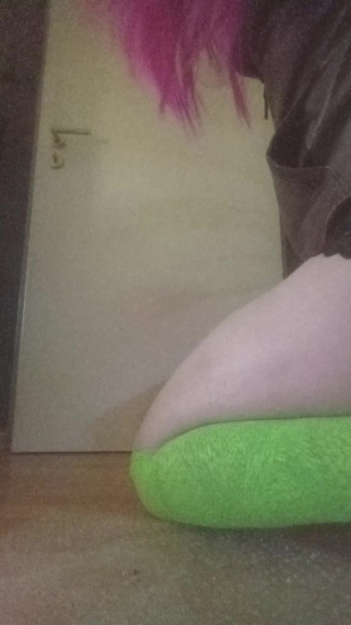 JujuTV: Шлюшка-кроссдрессер скачет на красивом дилдо