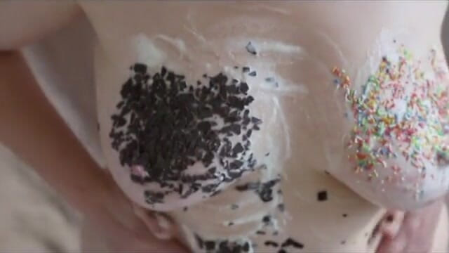 Bouncy Tits Action: Tieten met room